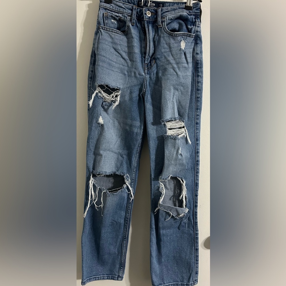 Hollister Ultra High-Rise Vintage Straight. Size 0R, W24 L27